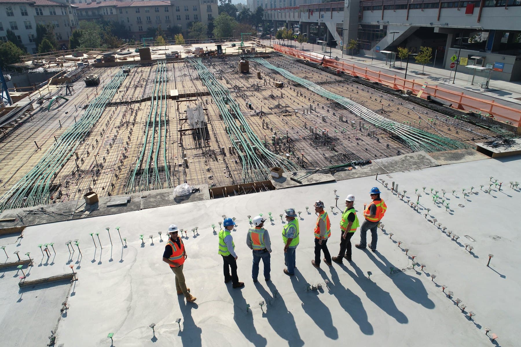 Équipe ARTIZIA réunie sur une dalle de chantier