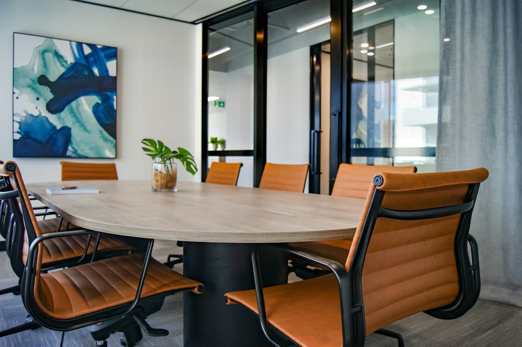 Salle de réunion rénovée dans un immeuble de bureaux
